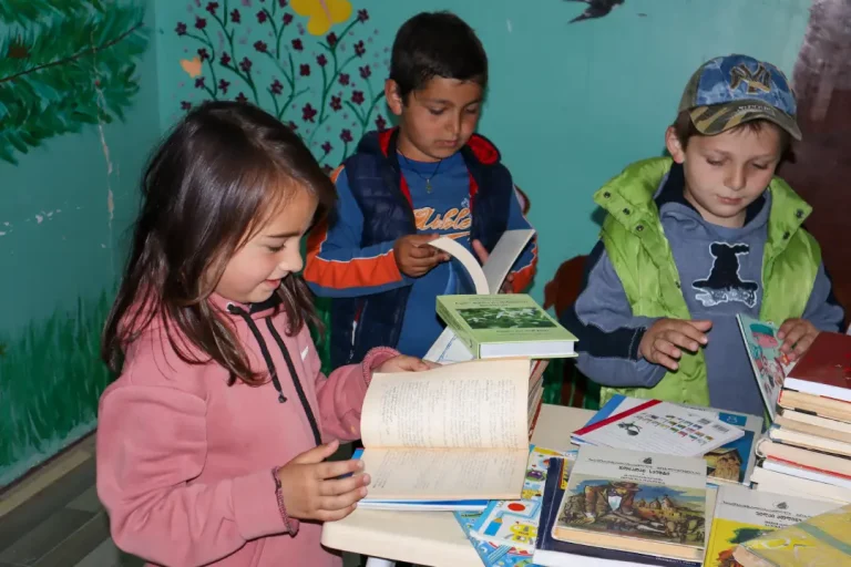 IBSU students donate books to Sno school