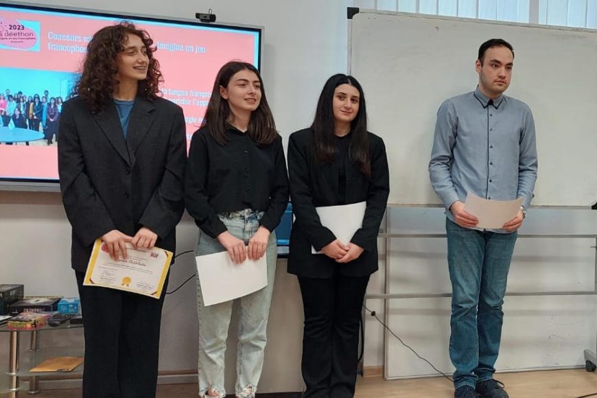 AUF-ECO-ს დირექტორმა IBSU-ს სტუდენტები სერტიფიკატებით დააჯილდოვა