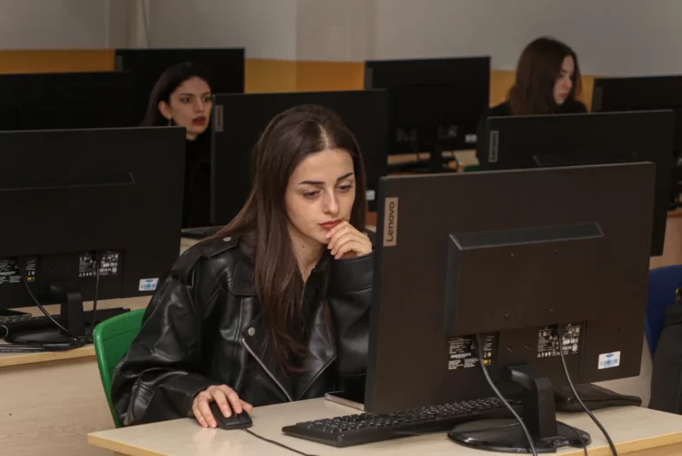 Training on scientific bases for 4th year English Philology students