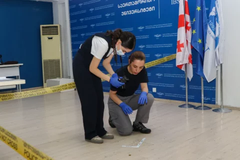 (Geo) კრიმინალისტიკის საგნის ფარგლებში, უნივერსიტეტში იმიტირებული შემთხვევის ადგილის დათვალიერება მოეწყო 