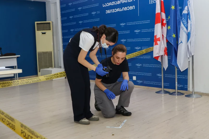 (Geo) კრიმინალისტიკის საგნის ფარგლებში, უნივერსიტეტში იმიტირებული შემთხვევის ადგილის დათვალიერება მოეწყო 